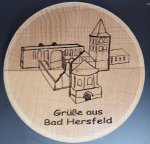 Der Mückendeckel "Grüße aus Bad Hersfeld" mit der Stiftsruine als Motiv.